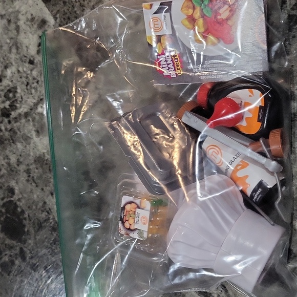 Zuru Mini Brands Create Master Chef Stuffed Pork Lion & Roast - Picture 4 of 4